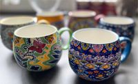 Bunte Tassen in unserer Tee-/Küche